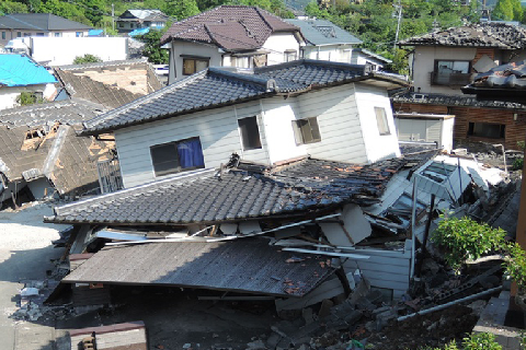 地震で倒壊した家のイメージ